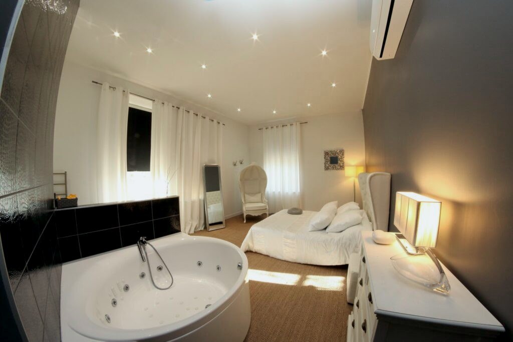 Une chambre du Domaine du Trusquin, avec sa baignoire