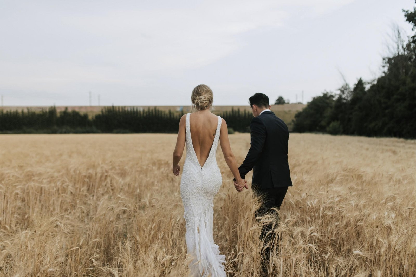 Un couple de mariés dans les blés