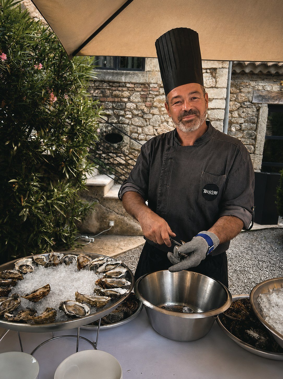 Le Chef de La Table du Trusquin ouvre les huîtres pendant le vin d'honneur