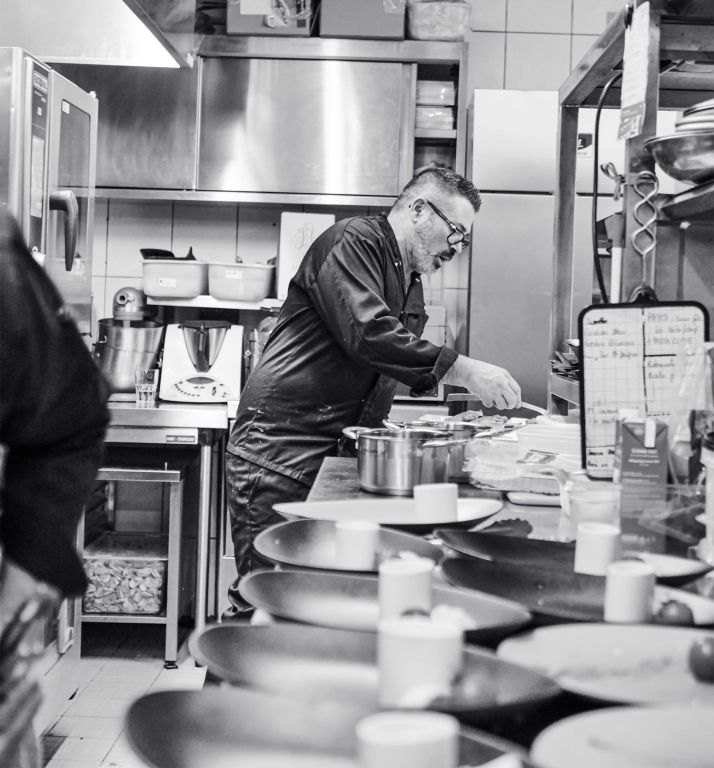 Le Chef de La Table du Trusquin en cuisine